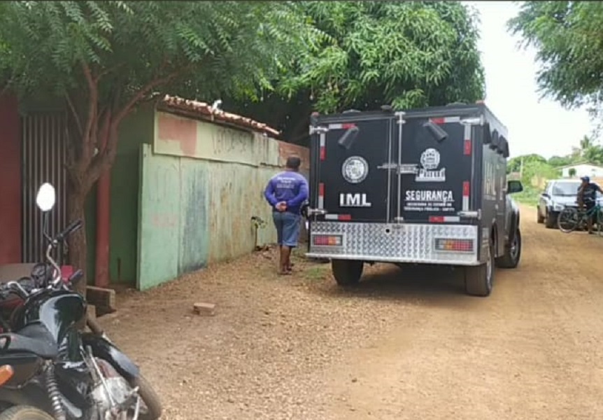 Homem é morto a tiros e facadas dentro de casa em Sigefredo Pacheco, no Piauí