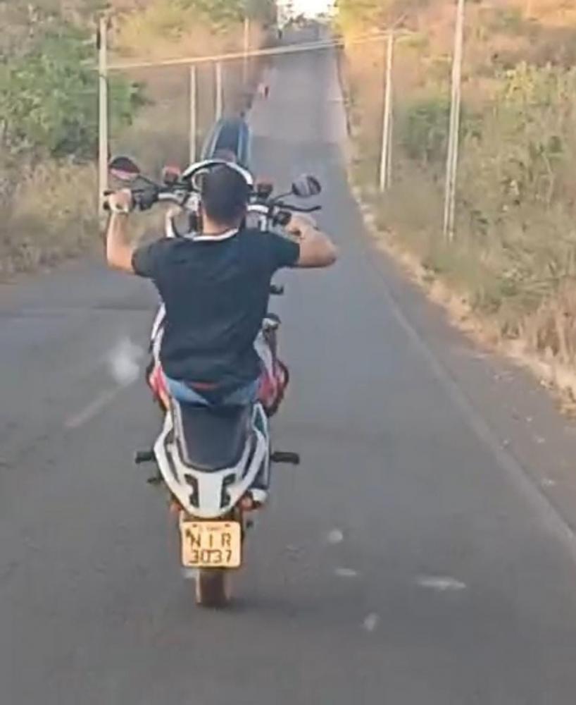 Homem é detido após levantar pneu de moto em frente à viatura da Polícia Militar em Pedro II