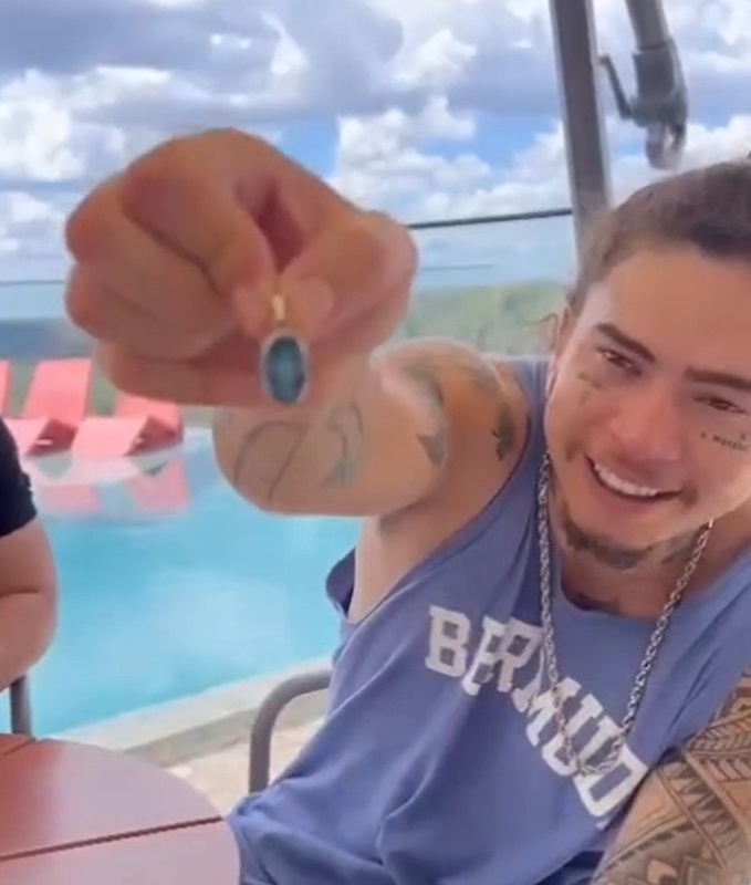 Whindersson Nunes Recebe Pingente de Opala durante Estadia em Pedro II