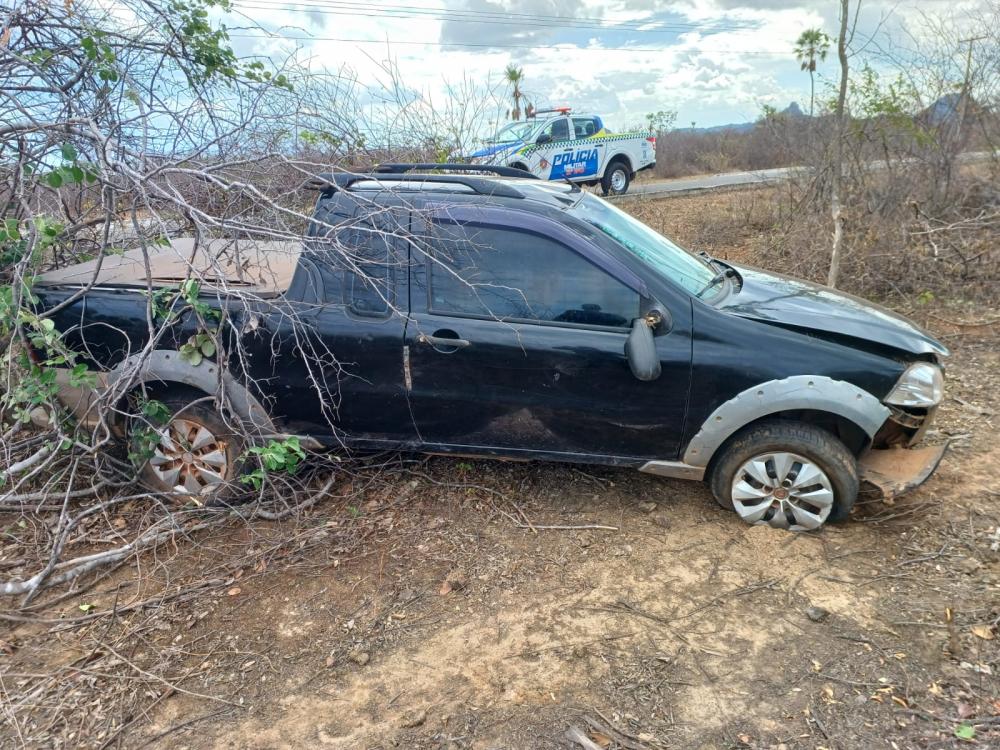 Motorista capota carro ao desviar de jumentos na PI-477, em Pedro II