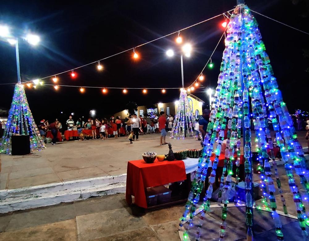 Localidade de Piripiri celebra Natal com três árvores feitas de mais de mil garrafas PET recicláveis