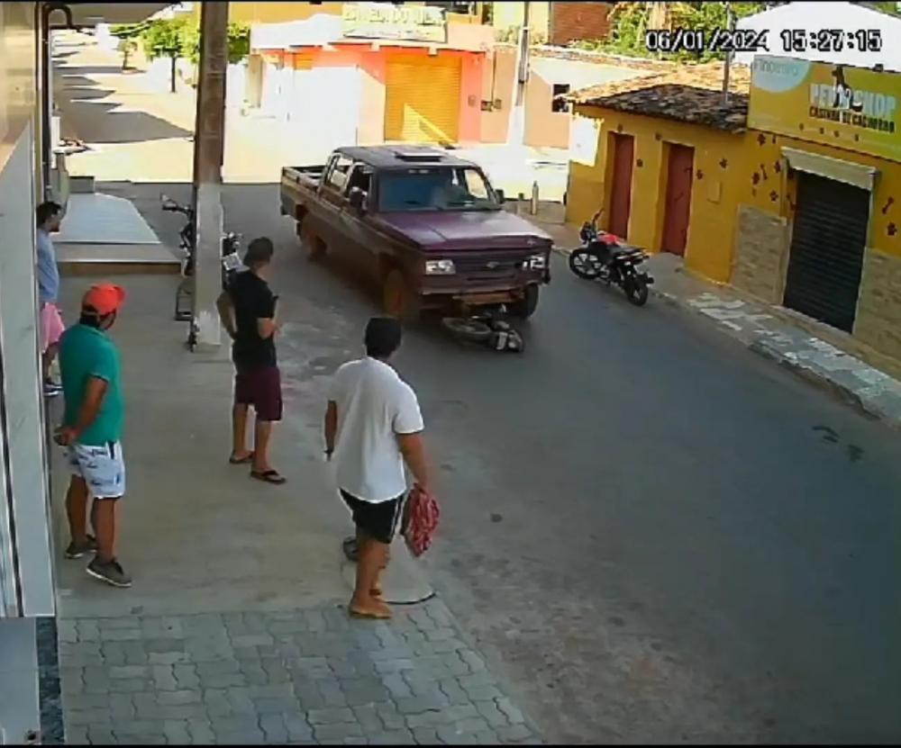 Motociclista fica ferido ao ser arrastado pelas ruas após colisão com caminhonete em Poranga; condutor foge sem prestar socorro