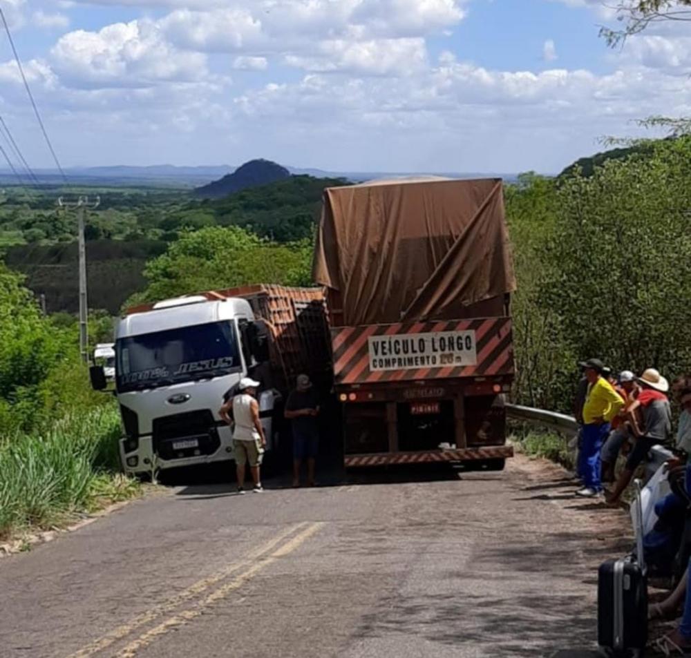 Caminhões colidem em ladeira entre Poranga e Ararendá, no Ceará