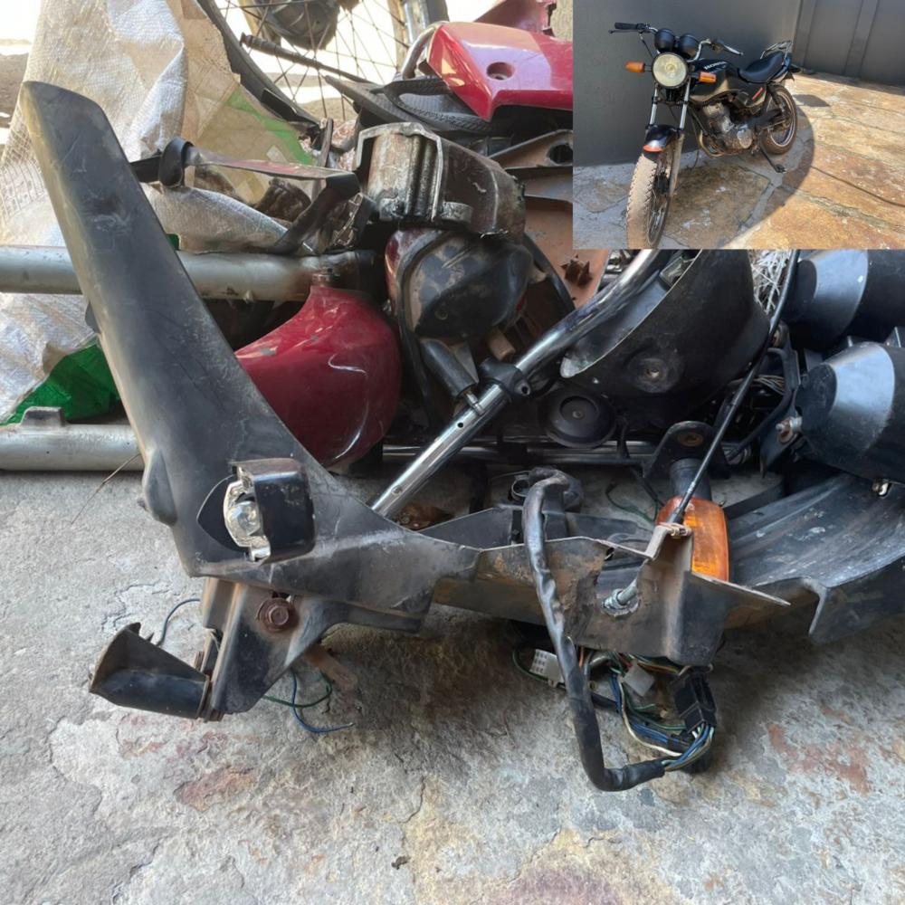 Moto roubada na Lagoa de São Francisco é encontrada depenada, com peças em outra moto; suspeito foge! 