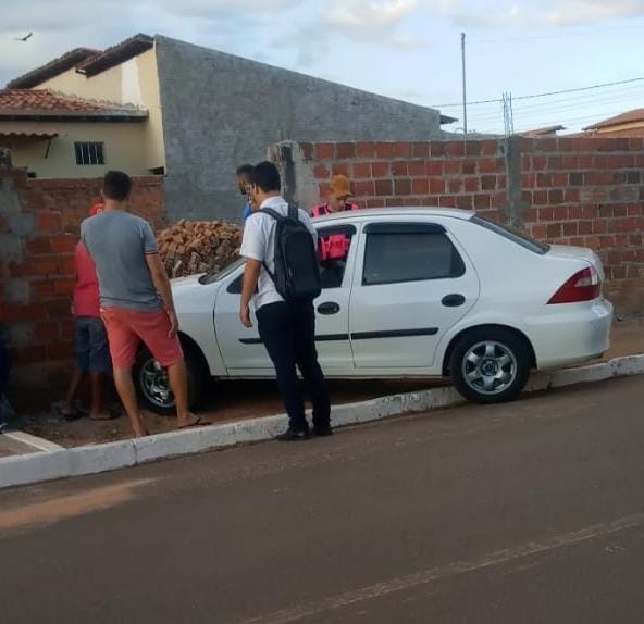 Motorista perde controle de veículo, colide e derruba parte de muro em Pedro II