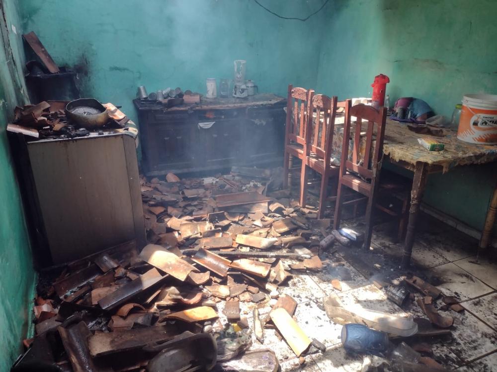 Casa é atingida por incêndio e fica parcialmente destruída em Poranga