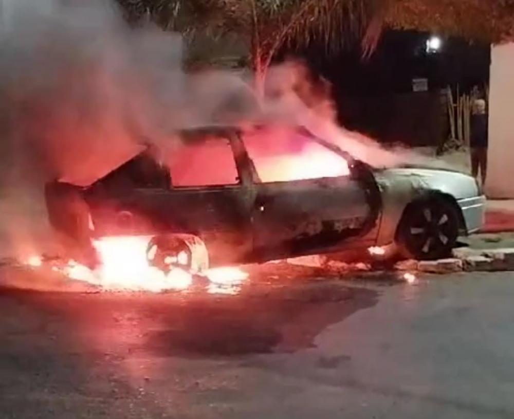 Carro pega fogo e proprietário fica ferido em Poranga