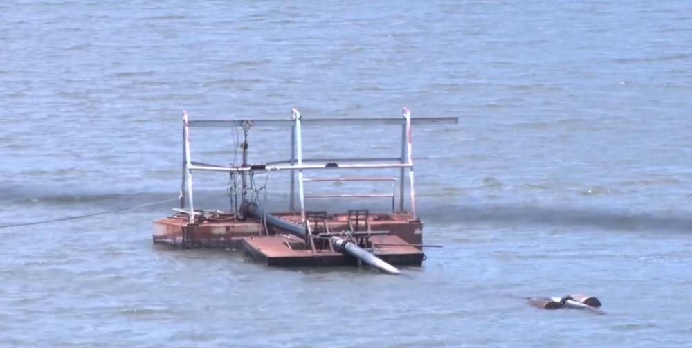 “Flutuante” que da suporte a bomba de captação de água do açude Joana, afunda, e pode comprometer o abastecimento de água em Pedro II; confira!