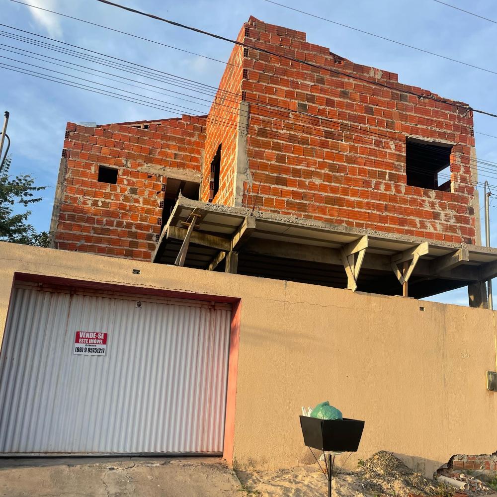 Vende-se casa de dois andares em Pedro II!