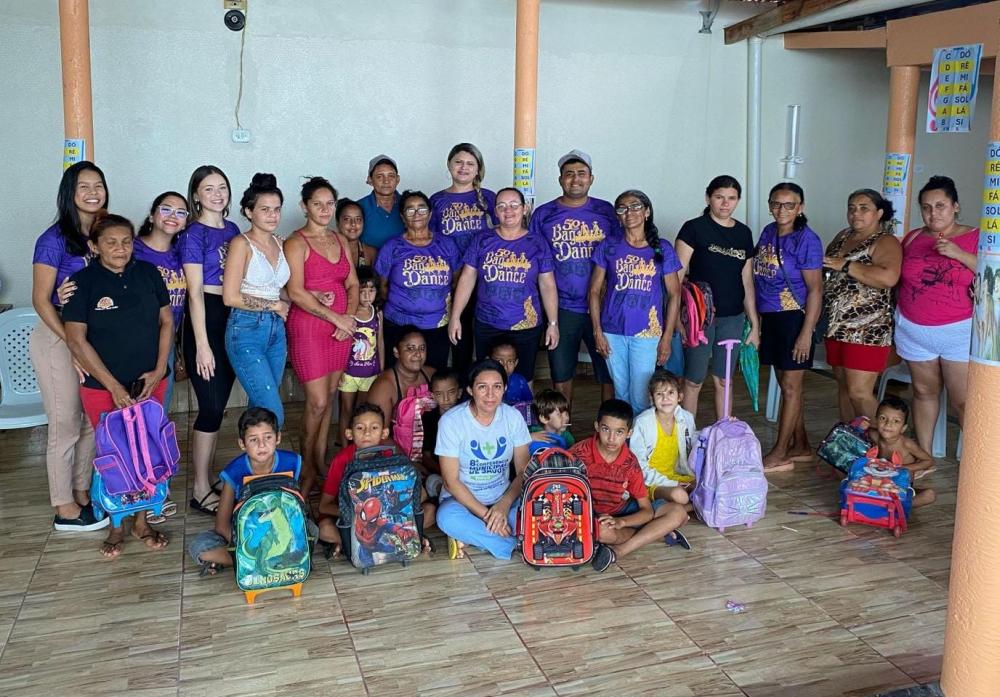 Grupo Junina Bag Dance realiza ação social de entrega de mochilas para crianças de Pedro II