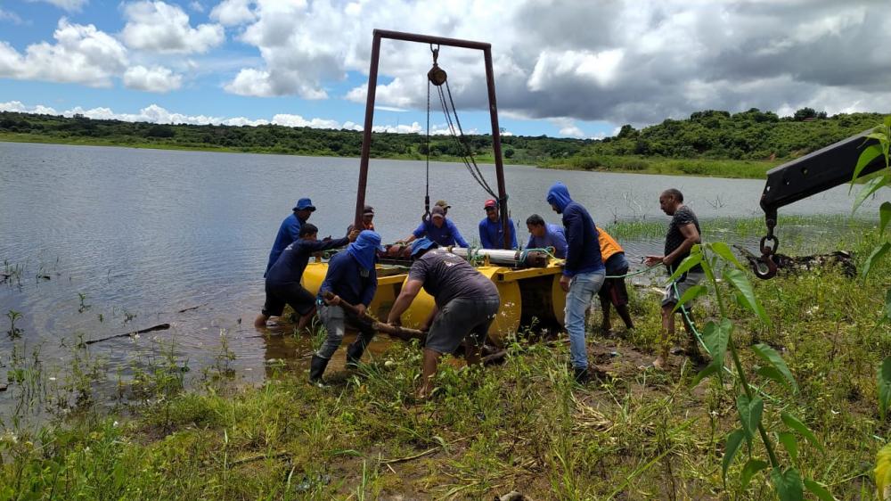 Equipe da Agespisa realiza substituição da flutuante no Açude Joana em Pedro II