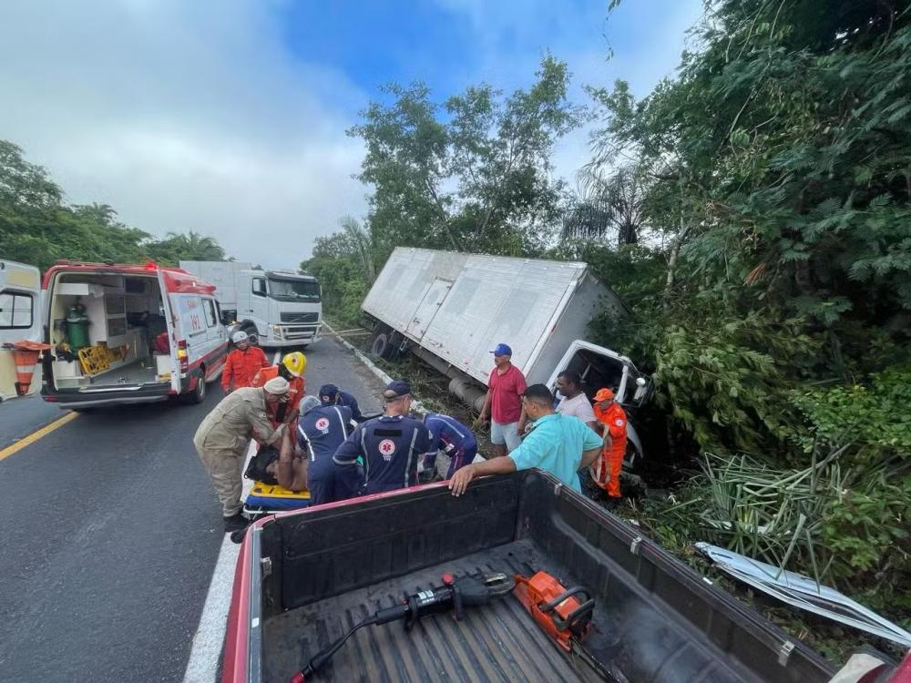 Caminhoneiro fica preso às ferragens após bater em árvore na BR-343 em Piripiri 