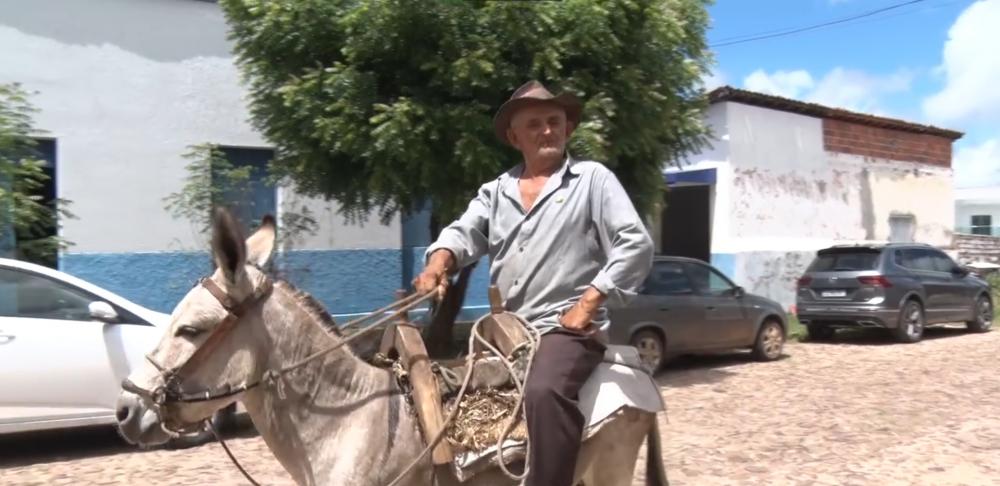 Idoso de 74 anos, viralizou na internet ao andar montado em um jumento nas ruas de Pedro II; confira!