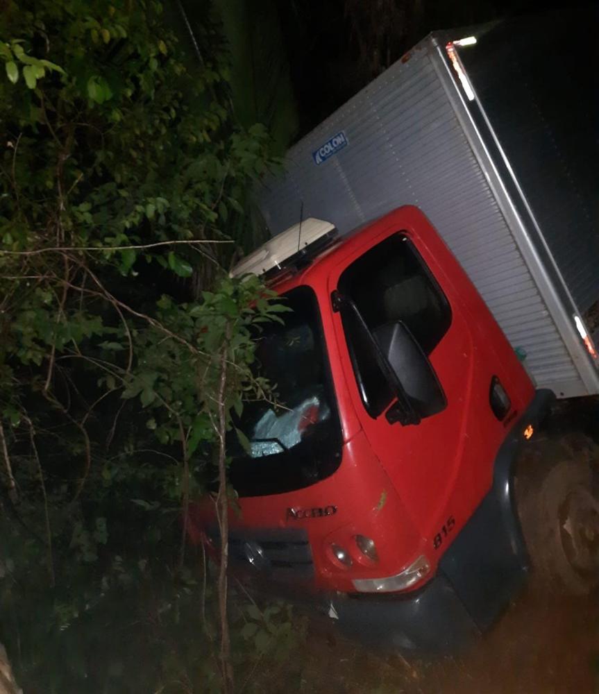 Motorista perde controle e caminhão sai parcialmente da pista na PI-327 entre Lagoa de São Francisco e Pedro II