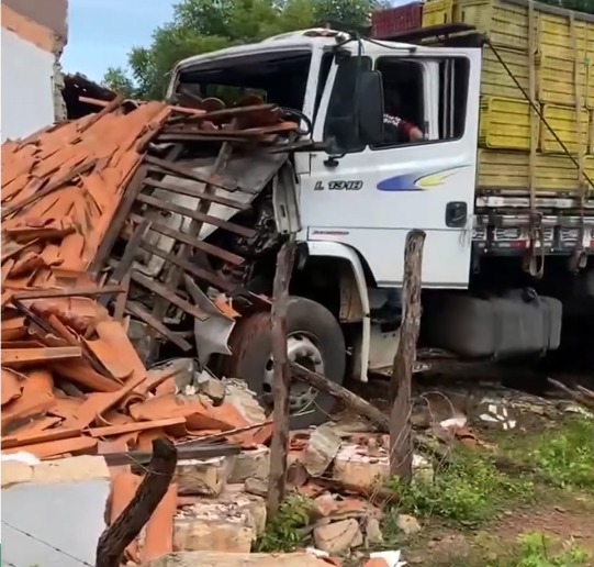 Jovem de 22 anos morre após caminhão sair da pista e colidir contra casa na BR-222 em Brasileira, norte do Piauí