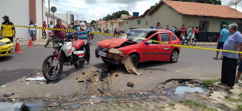Homem morre em grave colisão entre carro e moto no Centro de Pedro II
