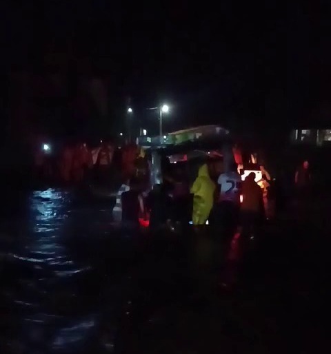 Carro é arrastado por correnteza após forte chuva na zona rural de Poranga