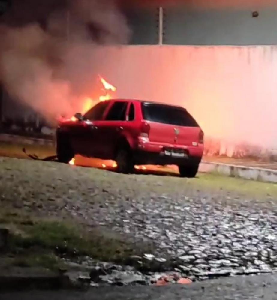 Carro envolvido em acidente fatal é encontrado incendiando em Pedro II; bombeiros foram acionados! 