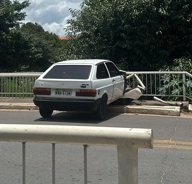 Homem perde controle de carro, colide em estrutura de proteção de ponte e fica ferido em Pedro II