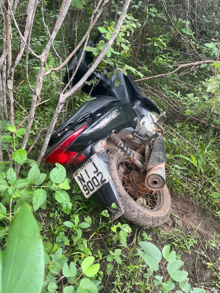 Moto roubada há mais de dois anos é encontrada abandonada na zona rural de Pedro II