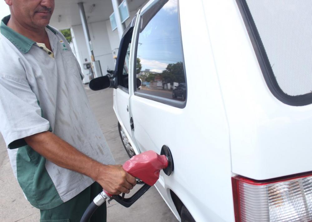 Petrobras reduz em dez centavos o preço da gasolina para distribuidoras