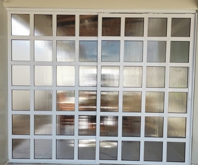 Em busca de soluções personalizadas em Vidros e Alumínios? Encontre tudo o que você precisa na Cristal Vidros & Alumínio!