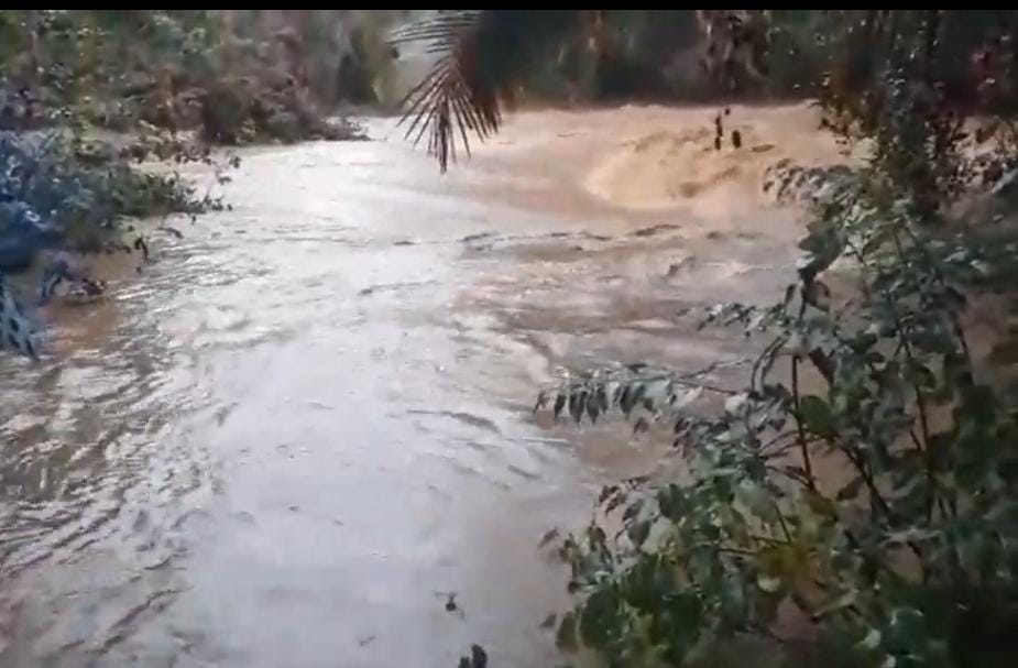 Carro é arrastado pela correnteza do Rio dos Matos, na zona rural de Pedro II