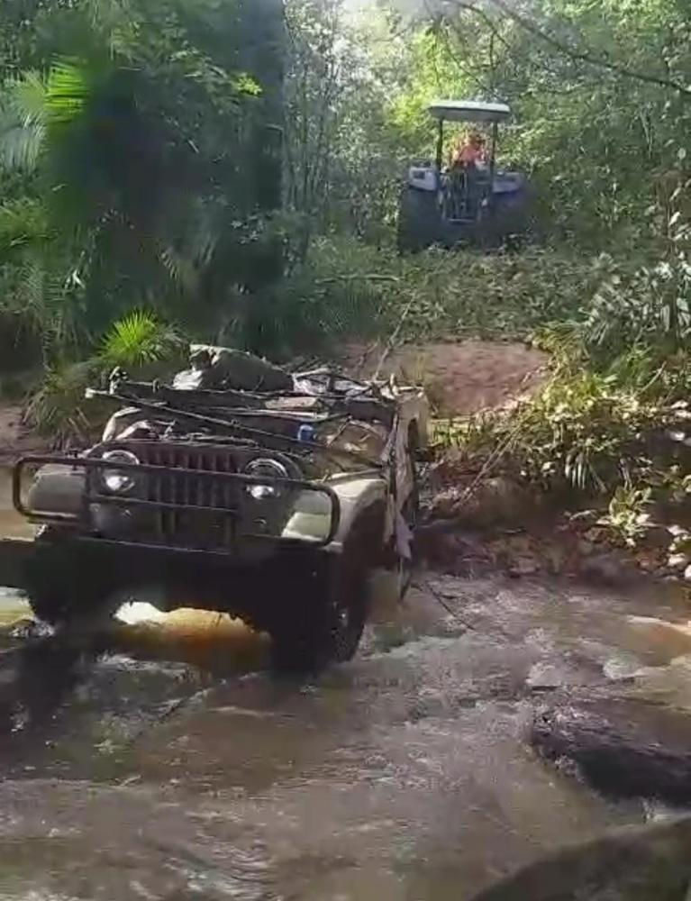 Carro é retirado de rio após ser arrastado pela correnteza em Pedro II