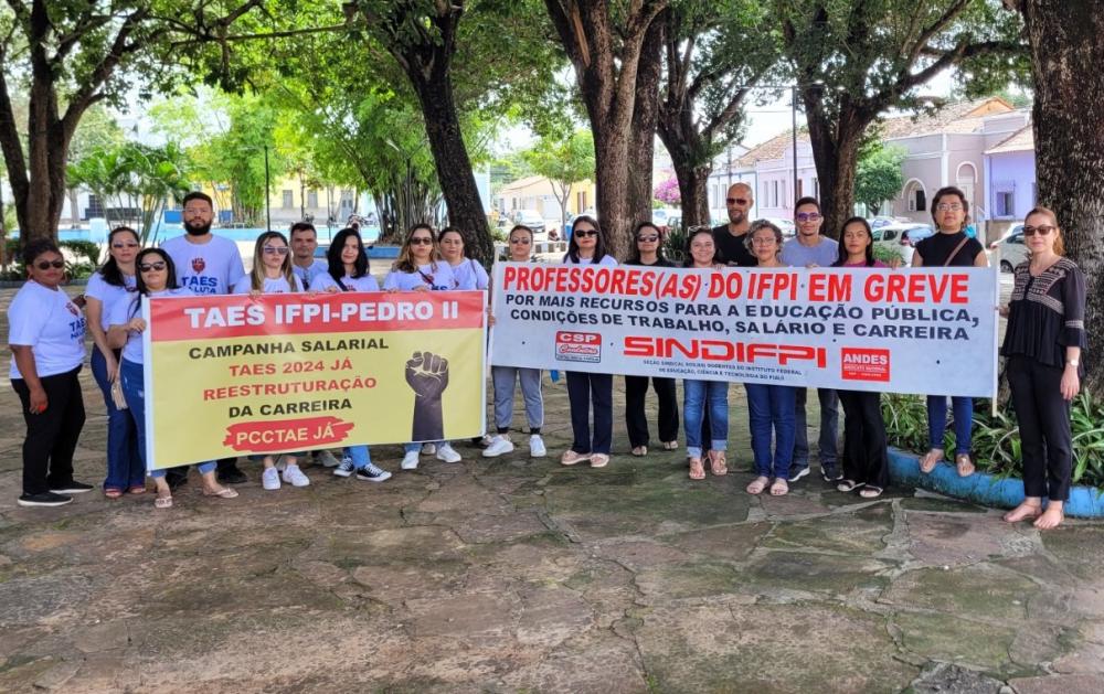 Em greve, Servidores do IFPI realizam manifestação nas principais ruas de Pedro II