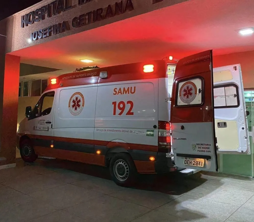 Mulher fica ferida após cair da garupa de uma moto em Pedro II