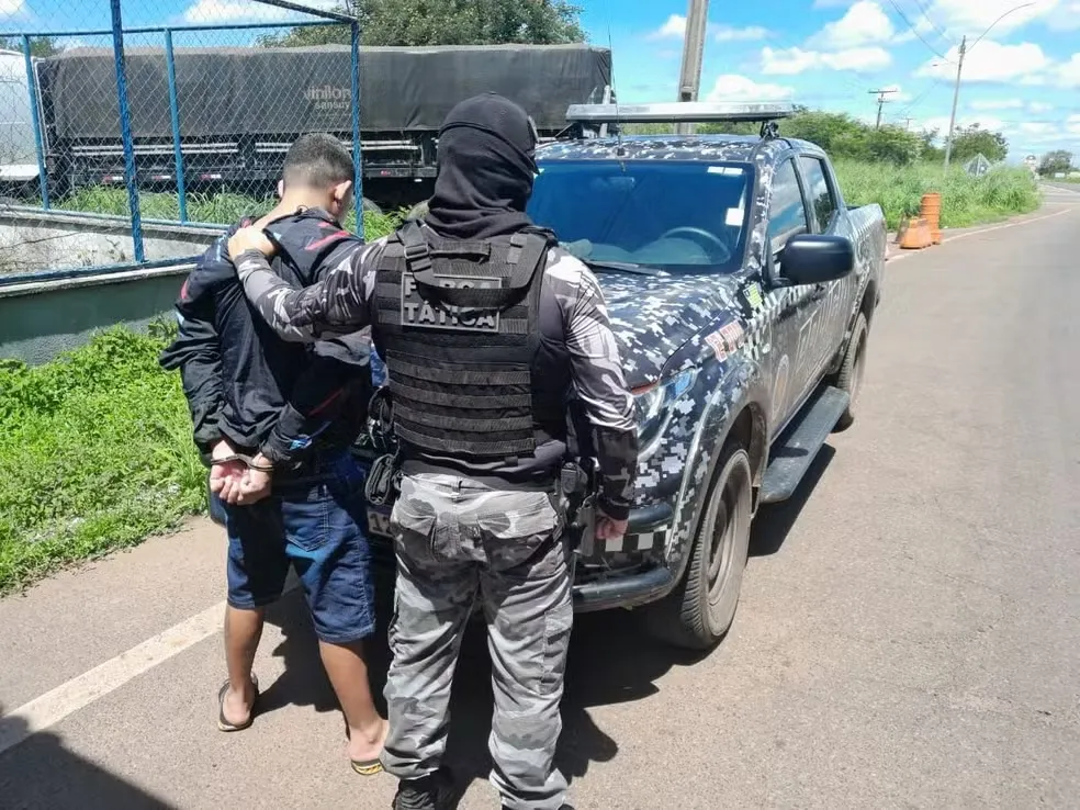 Adolescente suspeito de participação em três assassinatos em Piripiri é apreendido em ônibus na BR-343