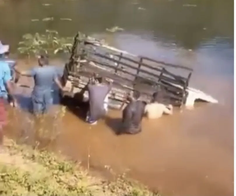 Motorista perde o controle de caminhonete e cai em açude em Sigefredo Pacheco, no norte do Piauí