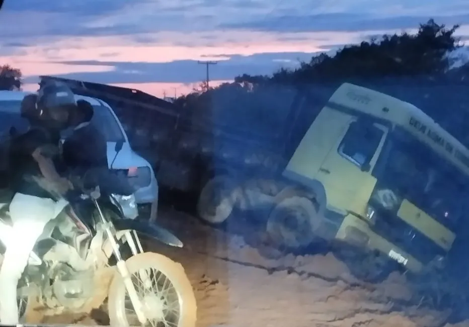 Caminhão sai da pista na PI-216, entre Pedro II e Milton Brandão