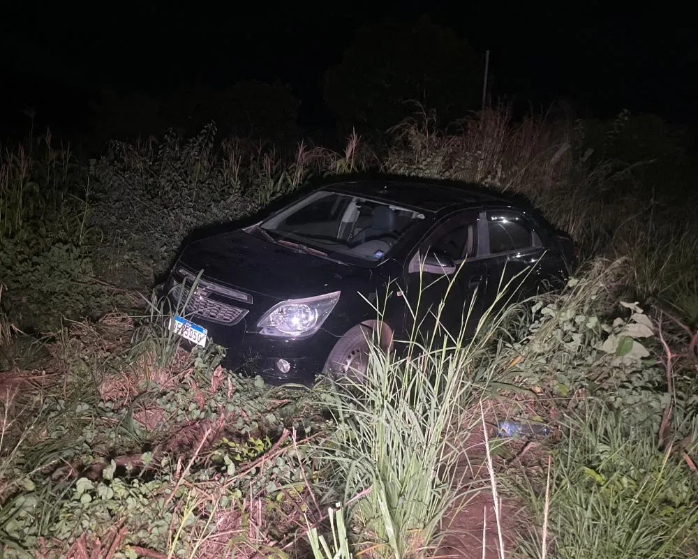 Carro tomba com três pessoas na PI-477 próximo ao Açude Joana em Pedro II