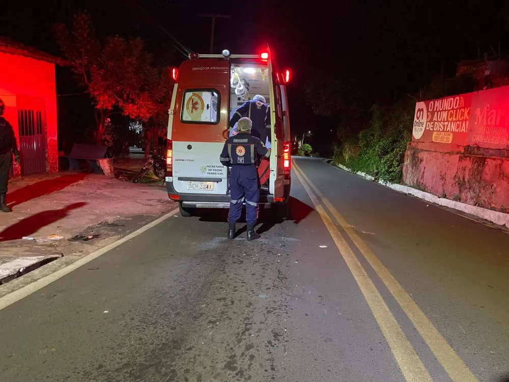 Jovem fica gravemente ferido e com suspeita de fraturas após acidente de moto em Pedro II