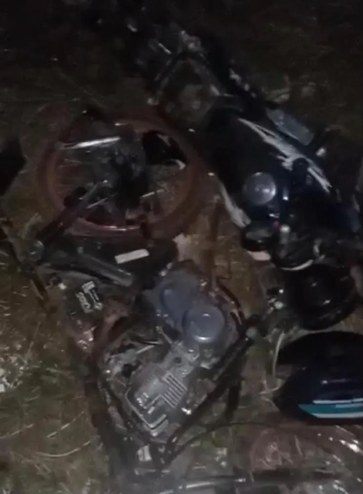 Grave colisão entre carro e moto deixa dois jovens feridos em Milton Brandão