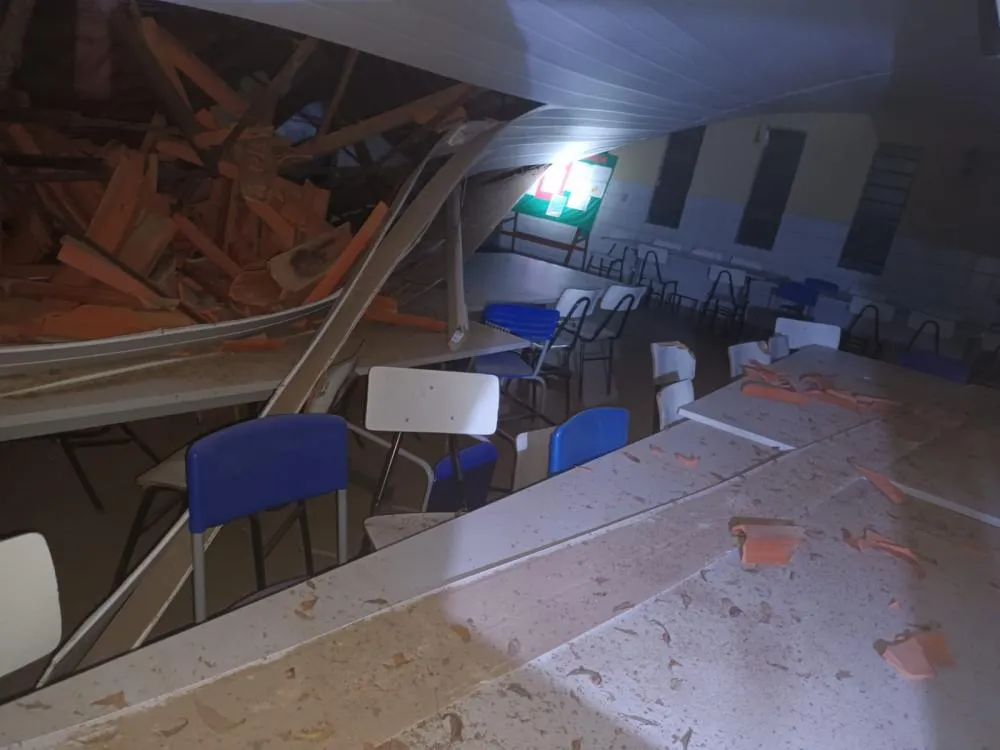 CEEP de Pedro II suspende aulas após parte do teto do refeitório ceder