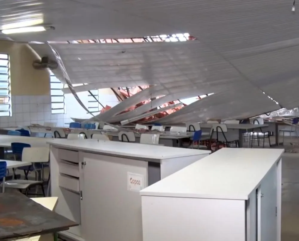 CEEP de Pedro II suspende aulas após parte do teto do refeitório ceder; engenheiro da Seduc realiza vistoria e explica o caso.