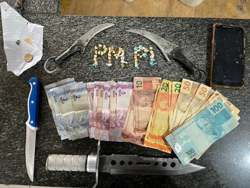 Polícia Militar prende duas pessoas suspeitas por tráfico de drogas em Pedro II; crack, dinheiro e facas são apreendidos!