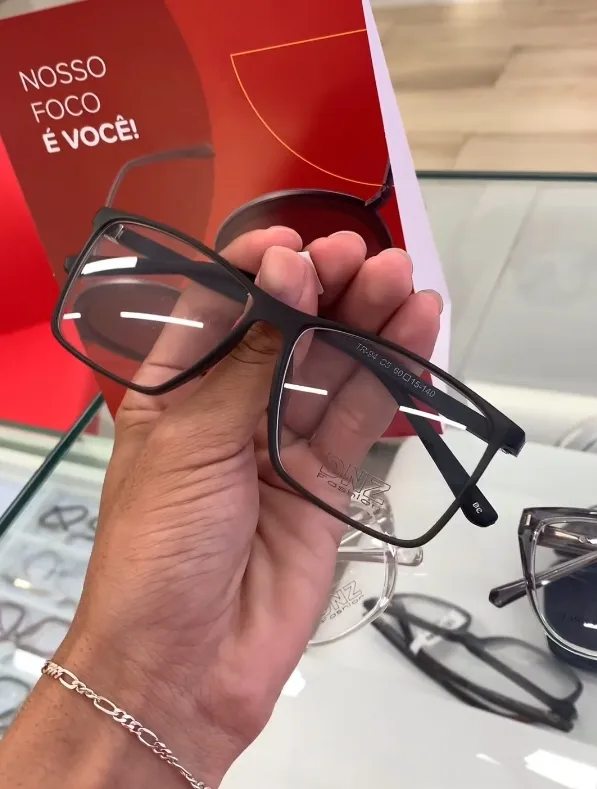 Lentes e armações de qualidade para seus óculos você encontra nas Óticas Diniz!