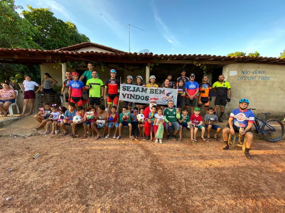 Ciclistas doam brinquedos e lanches para crianças na zona rural de Pedro II