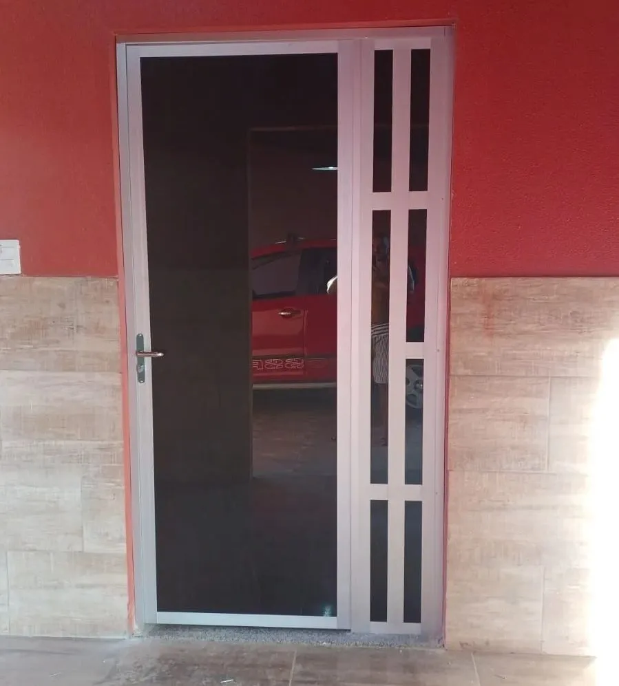 Leve elegância e funcionalidade para seu espaço com as opções de vidraçarias e alumínios da Cristal Vidros & Alumínio!