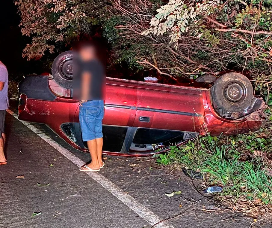 Carro capota ao desviar de porcos na PI-477 em Pedro II
