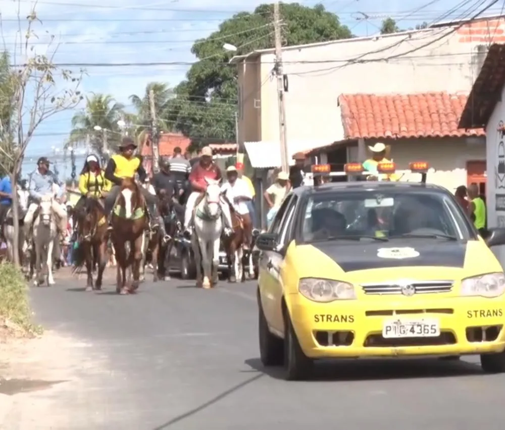 Cortejo e sepultamento do cantor Naldo Tigrão são marcados por muita comoção e homenagens em Pedro II