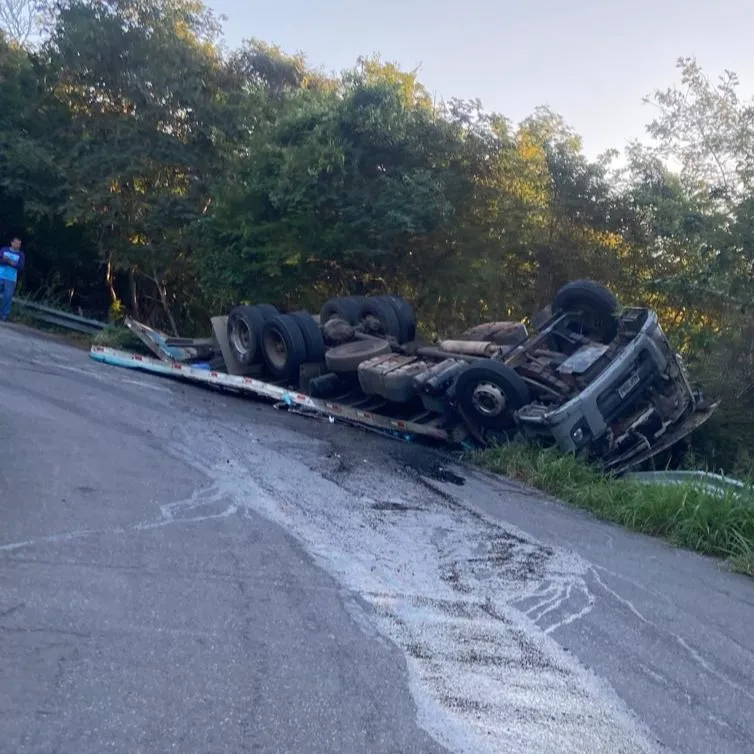 Caminhão tomba e motorista morre na BR-404 entre Poranga e Ararendá, no Ceará