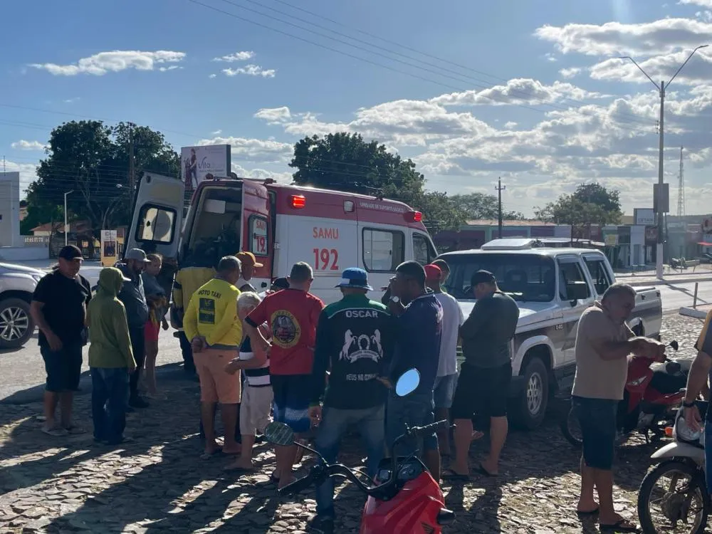Colisão entre moto e D20 deixa motociclista com suspeita de fratura na perna em Pedro II