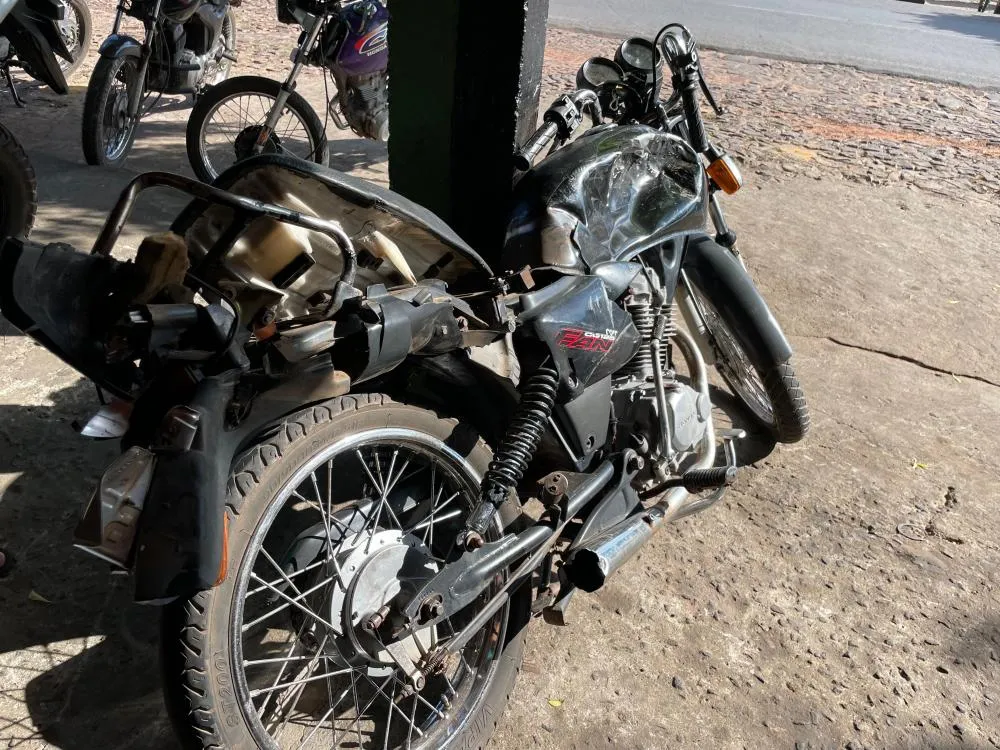 Motociclista fica ferido em colisão com caminhão em Pedro II
