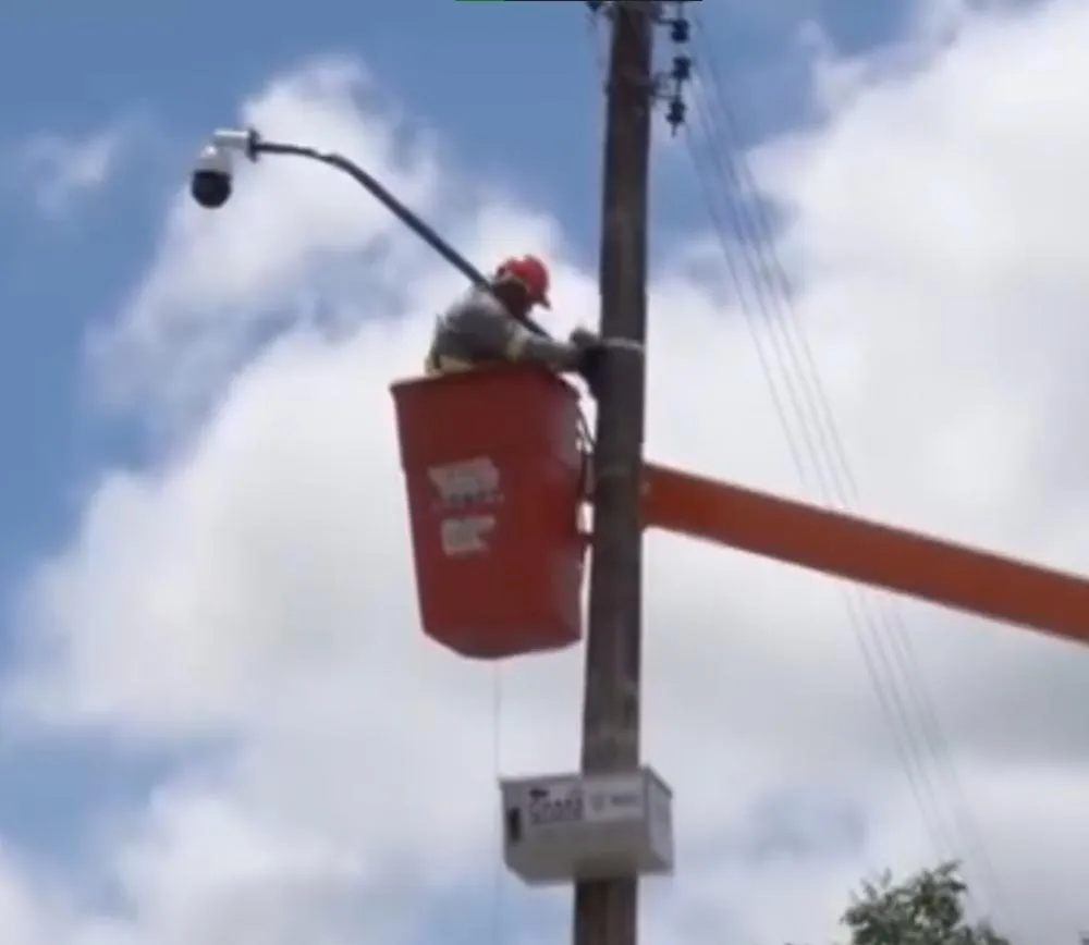 Dois jovens são conduzidos à delegacia suspeitos de danificar câmeras do sistema de videomonitoramento em Pedro II