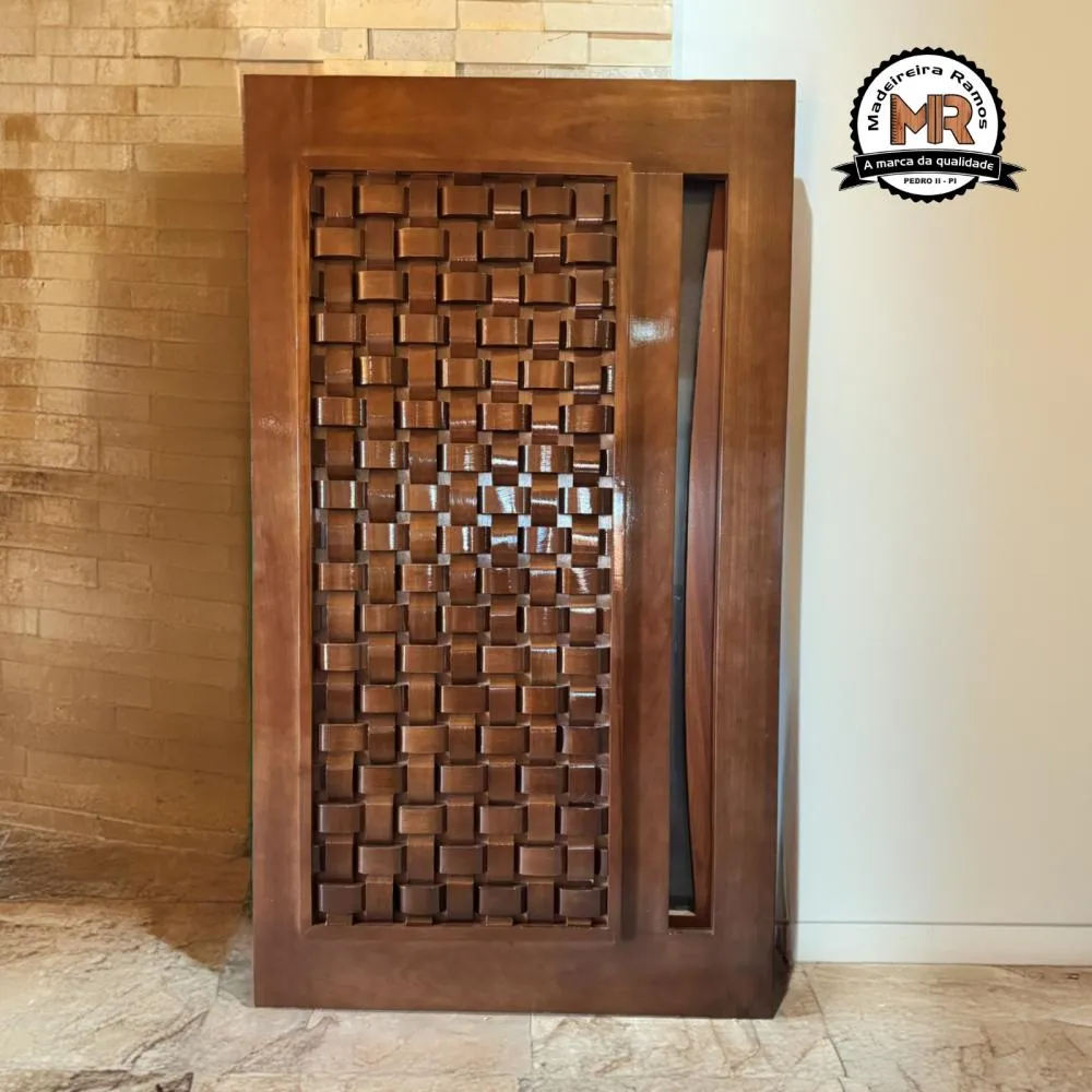 Beleza e resistência em portas de madeira maciça você encontra na Madeireira Ramos em Pedro II!
