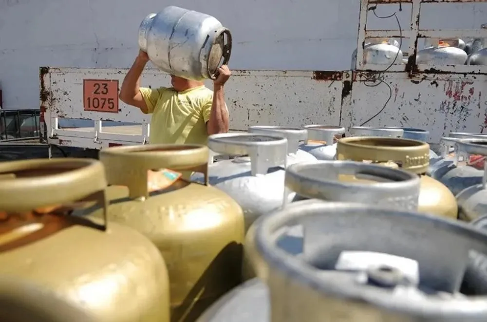 Gás de cozinha tem aumento de R$ 10 a partir desta segunda-feira (02); valor pode chegar a R$ 130 